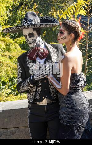 Paar, gekleidet als La Catrina und Señor Bones Charaktere, Dia De Los Muertos, 2021, NYC Stockfoto