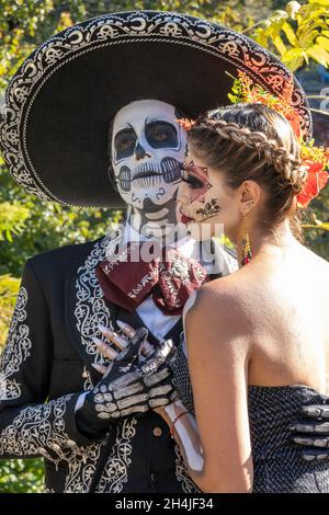 Paar, gekleidet als La Catrina und Señor Bones Charaktere, Dia De Los Muertos, 2021, NYC Stockfoto