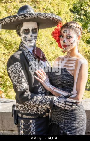 Paar, gekleidet als La Catrina und Señor Bones Charaktere, Dia De Los Muertos, 2021, NYC Stockfoto