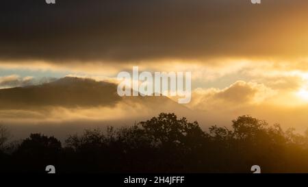 Wunderschöner Sonnenuntergang Wolkenbedeckter Himmel über den Bergen am Spring Lake in Santa Rosa California Stockfoto