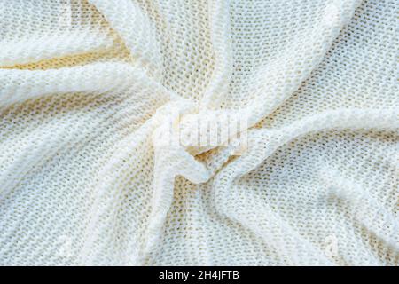 Weiße Strickware mit Curl-Vorhang. Textur, Hintergrund. Stockfoto