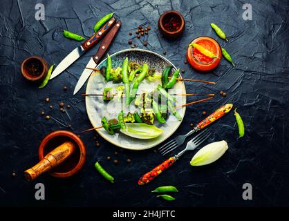 Gemüsekebab mit Brokkoli, grünen Erbsen und Okra.geröstetes Gemüse auf einem Spieß Stockfoto