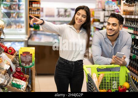 Paar Aus Dem Nahen Osten Einkaufen Lebensmittel Die Auswahl Von Lebensmitteln Im Supermarkt Stockfoto