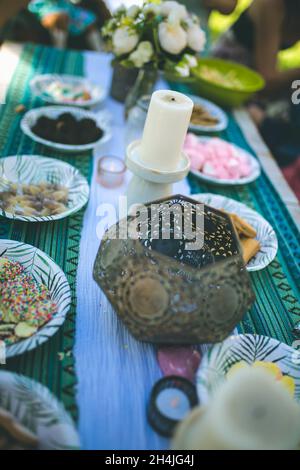 Vertikale Aufnahme von Snacks und Dekorationen auf einem Tisch im Garten, eine Geburtstagsfeier Stockfoto