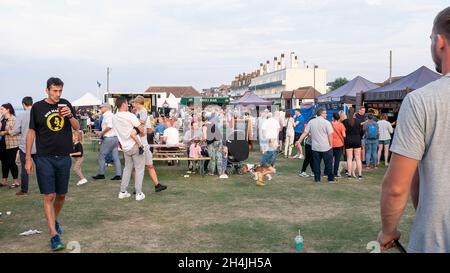 Menschen, die beim Tankerton Food Festival around mahlen, essen und trinken Stockfoto