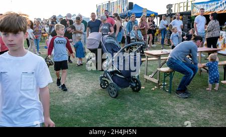 Menschen, die beim Tankerton Food Festival around mahlen, essen und trinken Stockfoto