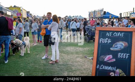 Menschen, die beim Tankerton Food Festival around mahlen, essen und trinken Stockfoto