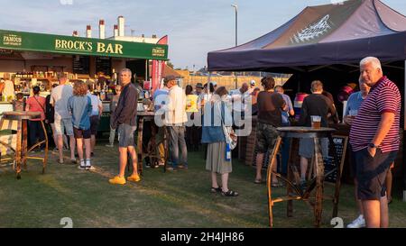 Menschen, die beim Tankerton Food Festival around mahlen, essen und trinken Stockfoto