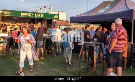 Menschen, die beim Tankerton Food Festival around mahlen, essen und trinken Stockfoto