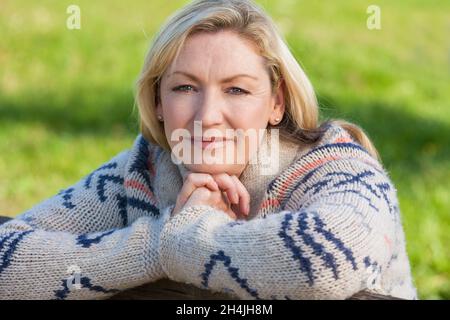 Attraktive nachdenklich mittlere gealterte Frau gelehnt ruhen auf Zaun auf dem Lande Stockfoto