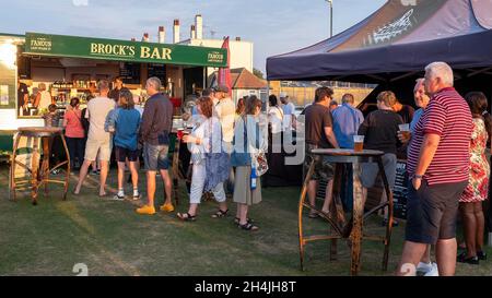 Menschen, die beim Tankerton Food Festival around mahlen, essen und trinken Stockfoto