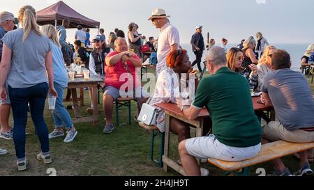 Menschen, die beim Tankerton Food Festival around mahlen, essen und trinken Stockfoto