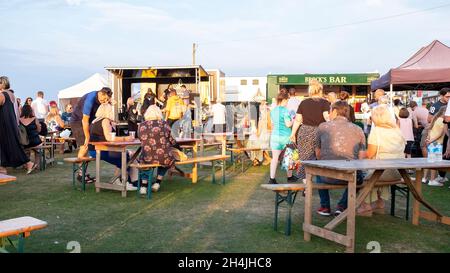 Menschen, die beim Tankerton Food Festival around mahlen, essen und trinken Stockfoto