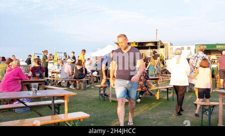 Menschen, die beim Tankerton Food Festival around mahlen, essen und trinken Stockfoto