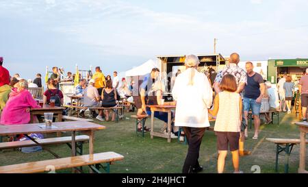 Menschen, die beim Tankerton Food Festival around mahlen, essen und trinken Stockfoto