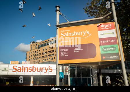 London - November 2021: Sainsburys Supermarkt mit Argos und Lloyds Apotheke im Inneren. Stockfoto