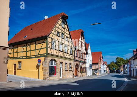 FORCHHEIM, DEUTSCHLAND - CA. AUGUST 2021: Die Bambergerstraße von Forchheim, Bayern, Deutschland Stockfoto