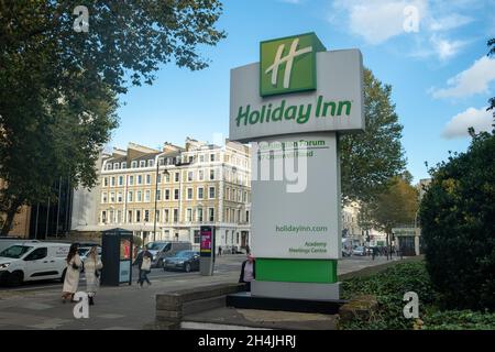 London - November 2021: Holiday Inn an der Cromwell Road in Kensington. Eine US-amerikanische multinationale Hotelmarke Stockfoto