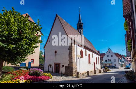 FORCHHEIM, DEUTSCHLAND - CA. AUGUST 2021: Die Kapellenstraße von Forchheim, Bayern, Deutschland Stockfoto