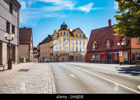 FORCHHEIM, DEUTSCHLAND - CA. AUGUST 2021: Die Klosterstraße von Forchheim, Bayern, Deutschland Stockfoto