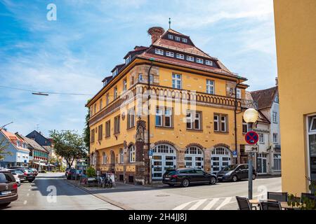 FORCHHEIM, DEUTSCHLAND - CA. AUGUST 2021: Die Hornschuch-Allee in Forchheim, Bayern, Deutschland Stockfoto