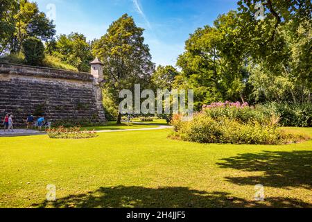 FORCHHEIM, DEUTSCHLAND - CA. AUGUST 2021: Der Stadtpark von Forchheim, Bayern, Deutschland Stockfoto
