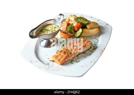 Schuss Lachssteak und Bärnaise auf dem Teller. Isoliert auf Weiß mit Beschneidungspfad Stockfoto