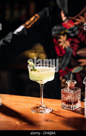 Der Barkeeper macht Cocktails in schickem Glas Stockfoto