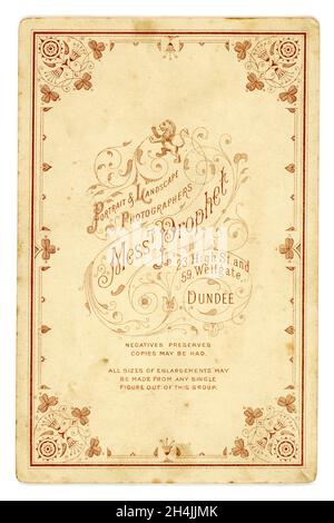Original, sepiafarbene antike viktorianische Schrankkarte, mit typischer schicker viktorianischer Bordüre. Aus dem Studio von D. & W. Prophet, Dundee, Schottland, Großbritannien um 1896 Stockfoto