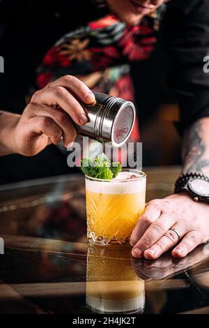 Barkeeper macht Whisky sauer Cocktail Stockfoto