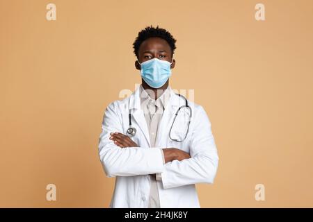 Medizinisches Personal. Porträt Eines Afroamerikanischen Arztes Mit Schutzmaske Und Uniform Stockfoto