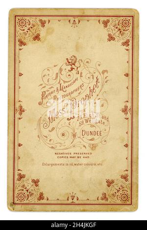 Originale, sepiafarbene viktorianische Schrankkarte mit typischer schicker viktorianischer Bordüre. Aus dem Studio von D. & W. Prophet, Dundee, Schottland, Großbritannien um 1898 Stockfoto