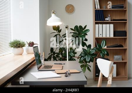 Bild des Arbeitsplatzes eines Büromitarbeiters mit einem Laptop im modernen Büro Stockfoto