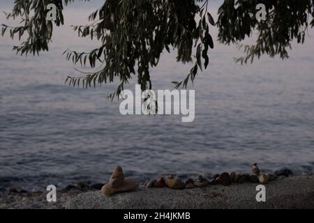 In der Nähe des Strandes stehen die dekorierten Steine nebeneinander Stockfoto