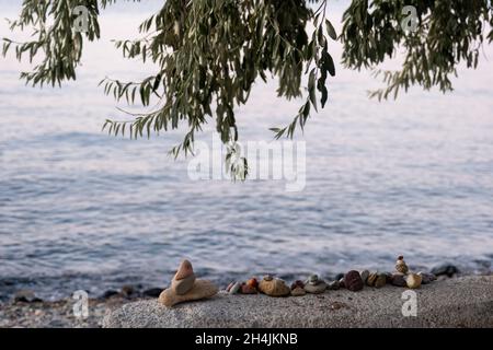 In der Nähe des Strandes stehen die dekorierten Steine nebeneinander Stockfoto