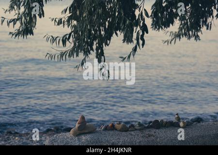 In der Nähe des Strandes stehen die dekorierten Steine nebeneinander Stockfoto