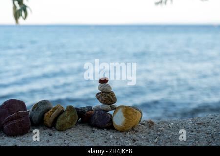 In der Nähe des Strandes stehen die dekorierten Steine nebeneinander Stockfoto