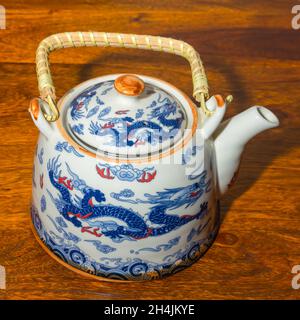 Eine Teekocher mit Griff und traditionellen chinesischen Drachen als Design darauf gemacht Stockfoto