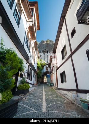 Historische Straßen von Amasya. Traditionelle Amasya Häuser. Felsgräber im Hintergrund. Türkei Reisen. Amasya, Türkei. Stockfoto