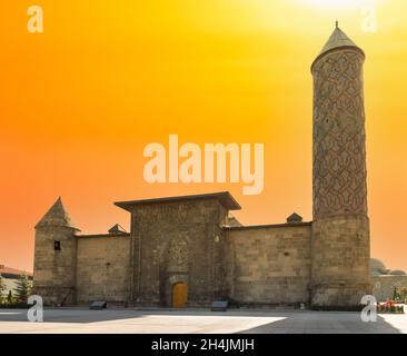 Yakutiye Madrasa in der Morgensonne. Türkisches Museum für Islamische Kunst und Ethnographie. Türkei Reisen - Erzurum, Türkei Stockfoto