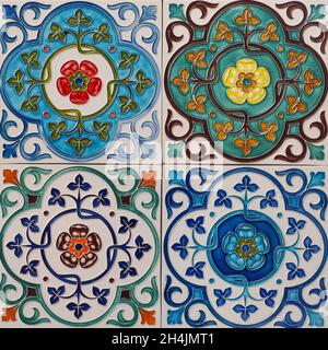 Fragment der Gebäudewand mit eingeprägten keramischen Wandfliesen. Azulejos aus nächster Nähe. Traditionelle portugiesische Architektur. Abstrakt dekorativer Hintergrund. Stockfoto