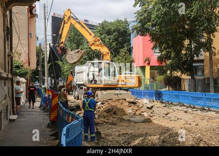 BUKAREST, RUMÄNIEN - 23. Juli 2020: Bauarbeiten zum Austausch von Wasserleitungen, Abwasser und Asphalt auf einer Straße. Stockfoto