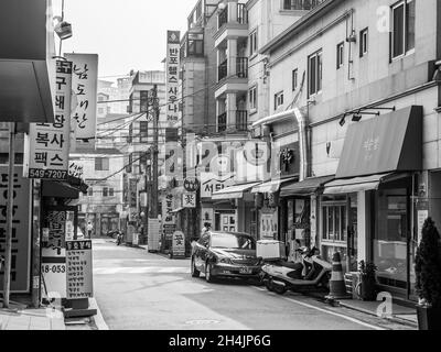 Seoul, Südkorea - 16. Juni 2017: Autos auf der Straße in der Innenstadt von Seoul. Stockfoto