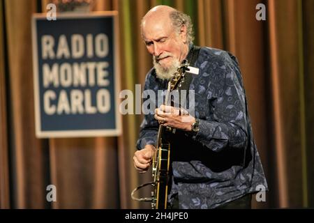 Mailand Italien. 02. November 2021. Der amerikanische Gitarrist JOHN SCOFIELD und der englische Kontrabasser DAVE HOLLAND spielen live auf der Bühne des Blue Note während des JAZZMI Festivals. Stockfoto