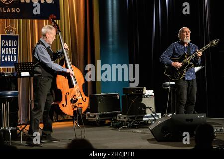 Mailand Italien. 02. November 2021. Der amerikanische Gitarrist JOHN SCOFIELD und der englische Kontrabasser DAVE HOLLAND spielen live auf der Bühne des Blue Note während des JAZZMI Festivals. Stockfoto