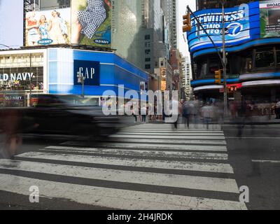Slow-Shutter-Bild eines Fußgängerübergangs in der Nähe der 7th Avenue. Stockfoto