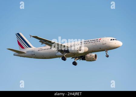 Air France Airbus A320 200 Airliner-Düsenflugzeug F-GKXP auf dem Anflug auf den Flughafen London Heathrow, Großbritannien, in klarem blauen Himmel Stockfoto