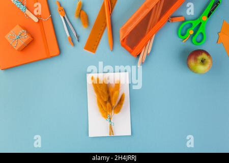 Zurück zur Schule Konzept Strauß von orangen Blumen Lehrer Tag Stockfoto