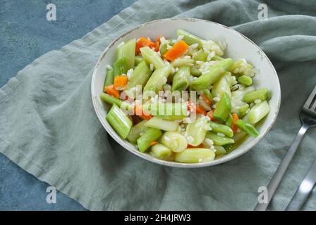 Traditionelles türkisches veganes Gericht mit Karotten, Lauch, Kräutern und Olivenöl Stockfoto