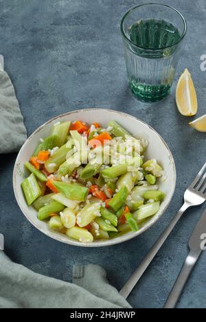 Traditionelles türkisches veganes Gericht mit Karotten, Lauch, Kräutern und Olivenöl Stockfoto